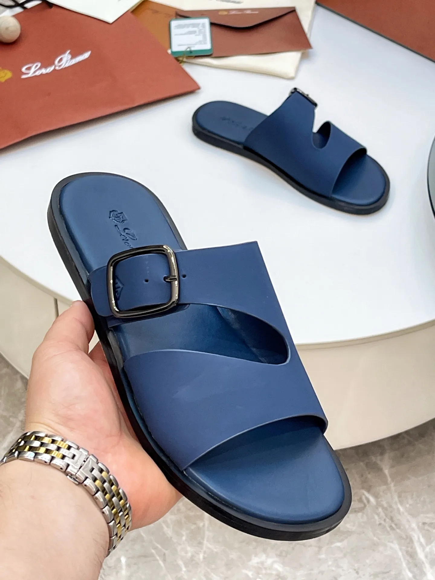 Men's shoes 💰420 Loro Piana, LP's popular spring and summer slippers are synchronized with the new counters, uppers are imported cowhide fabrics from Italy, high-quality splicing technology, soles: original soles specially provided by the original factory, exclusive molded soles are super comfortable, original factory orders, 🔍🔍high quality, you can go in and out of the counter at will, welcome to compare, code number 39-44 (order 38 45 46)